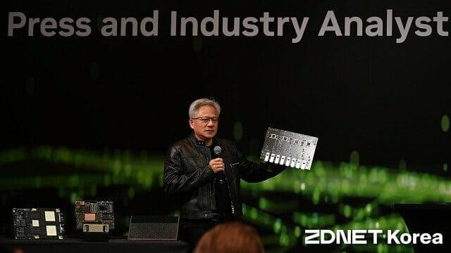 21일 오전 미디어 대상 질의응답을 진행하는 젠슨 황 엔비디아 CEO. (사진=지디넷코리아)