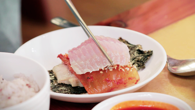 숙성홍어, 묵은지, 김, 돼지수육이 어우러진 홍어사합이 미식가들의 입맛을 자극하고 있다. 나주시 제공