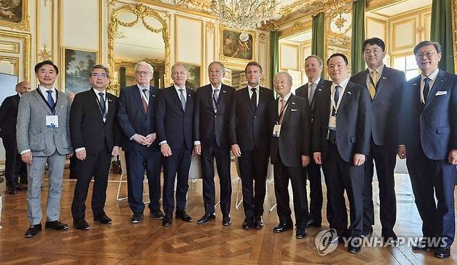에마뉘엘 마크롱 프랑스 대통령과 류진 한국경제인협회(한경협) 회장을 비롯한 한국 민간 경제사절단이 지난 19일(현지시간) 프랑스 베르사유궁에서 열린 '한-프랑스 특별 라운드테이블'에 참석해 기념촬영을 하고 있다. 왼쪽부터 오정강 엔켐 대표, 장재훈 현대차 부회장, 쟝 르미에르 BNP파리바 회장, 프랑수와 자코브 에어리퀴드 CEO(프측 위원장), 류진 한경협 회장, 에마뉘엘 마크롱 프랑스 대통령, 손경식 CJ회장, 바우터 반 베르쉬 에어버스 수석부사장, 허진수 SPC 사장, 조원태 대한항공 회장, 김창범 한경협 부회장. 한경협 제공