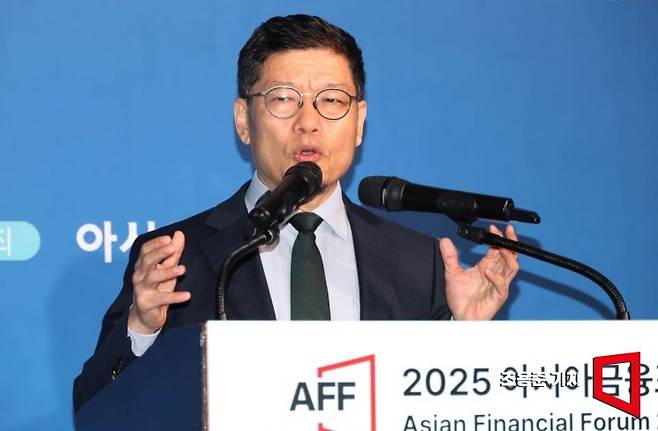 이정동 서울대학교 공과대학 교수가 21일 서울 중구 웨스턴조선호텔에서 열린 '2025 아시아금융포럼(Asisn Financial Forum 2025)'에 참석, '기술선진국과 금융의 역할'이란 주제로 강연하고 있다. 2025.5.21 조용준 기자