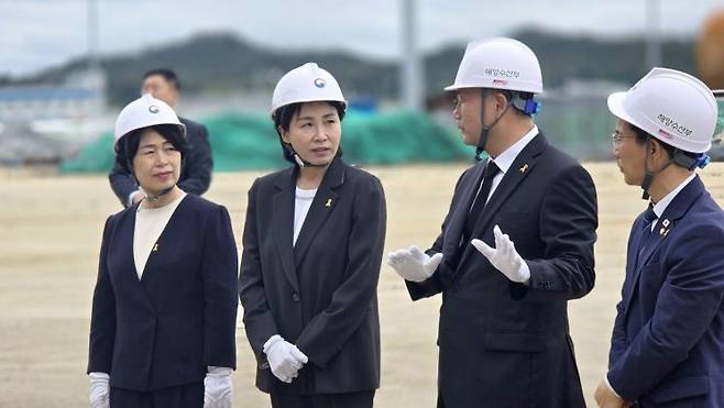 더불어민주당 이재명 대선 후보의 부인인 김혜경 여사(왼쪽 두번째)가 21일 오전 전남 목포신항을 찾아 세월호 선체에 대해 설명을 듣고 있다. 연합뉴스