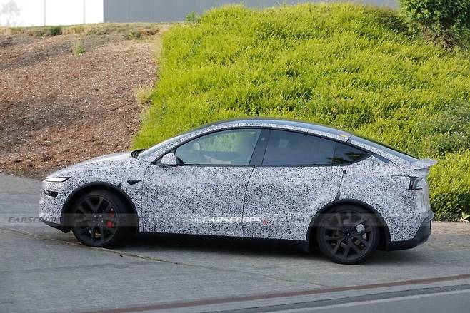 사진 : 테슬라 뉴 모델 Y 퍼포먼스 테스트카 (출처=Carscoops)