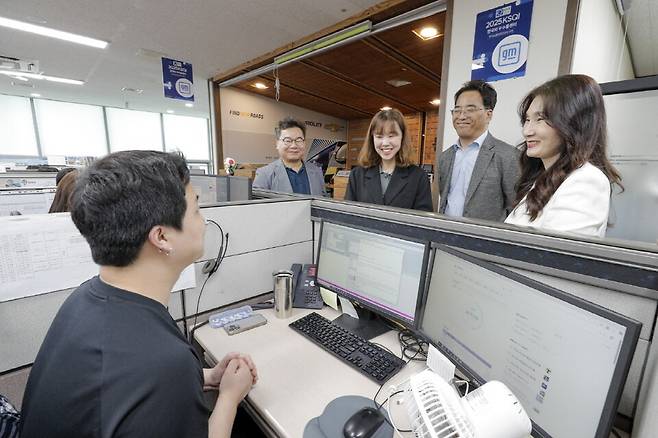 GM 한국사업장 고객센터 상담사와 대화를 나누고 있는 최은영 GM 한국사업장 애프터세일즈 서비스 부문 본부장(좌측에서 두 번째)과 박이원 GM 한국사업장 애프터세일즈 서비스 부문 상무(좌측에서 세 번째)