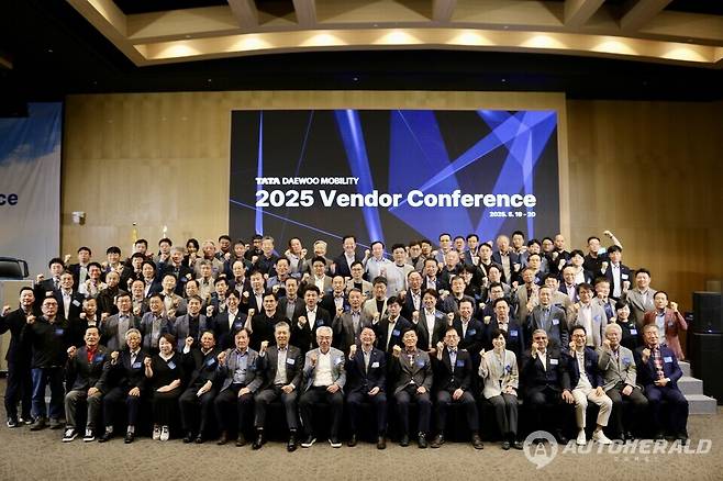 2025&nbsp;협진회 정기총회 및 벤더컨퍼런스에서 참석자들이 기념촬영을 하고 있다 (타타대우모빌리티)