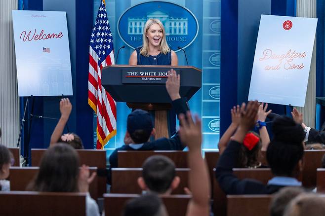 캐롤라인 레빗 백악관 대변인이 20일 브리핑에서 아이들로부터 질문을 받고 있다. /EPA 연합뉴스
