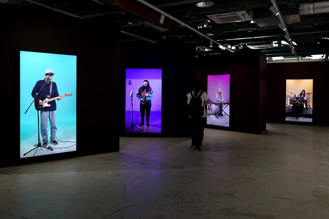 보컬, 색소폰, 오르간, 드럼 연주자들이 각각의 스크린 속에서 연주하는 영상. 따로 찍은 이들의 연주가 전시장에서 흐르고 섞이며 하나의 합주로 공명한다. /뉴시스