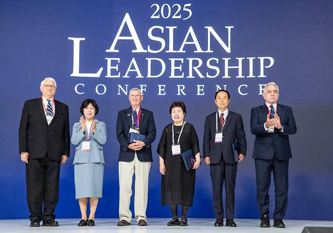 21일 서울 신라호텔에서 2025 아시안 리더십 콘퍼런스가 열렸다. 개막식에서 6.25 전쟁에 참전 했던 故 미군 소령 하비 스톰스의 3남인 어니스트 스톰스씨가 사도메달을  받았고 국가 유공자인 故 송영환 전사자의 딸 송재숙씨와 故 김수덕 전사자의 남동생인 김종길씨도 참석해 공적증서와 명패를 받았다. 기념사진에서 제일 왼쪽은 존 햄리 미국 전략국제문제연구소 소장, 오른쪽 끝은 커트 캠벨 전 미국부 부장관이다. /이태경기자
