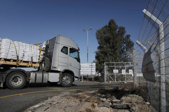 /AP 연합뉴스지난 3월부터 인도적 지원이 끊겼던 가자 지구에 20일 오전 음식을 실은 트럭이 들어섰다.