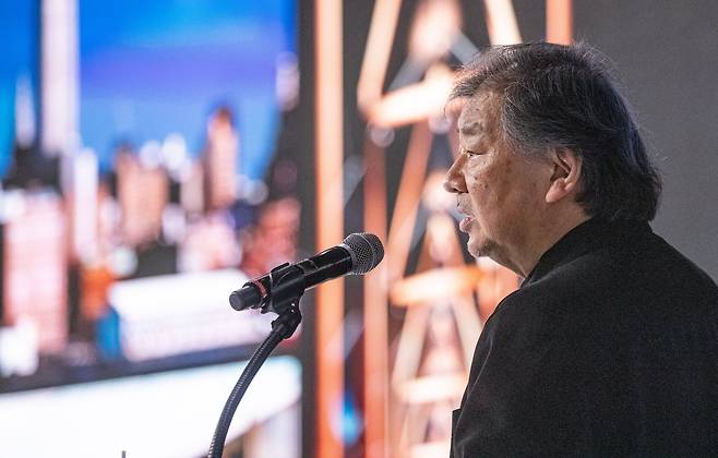 제16회 아시안 리더십 콘퍼런스가 21일 서울 신라호텔에서 열렸다. 다이너스티홀에서 열린 세션 '건축가의 딜레마: 예술과 사회적 책임 사이에서' 에 연사로 참석한 반 시게루가 연설하고 있다./이태경 기자