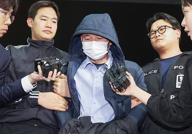 시흥 흉기사건의 용의자인 차철남이 19일 경찰에 긴급체포돼 경기 시흥경찰서로 압송되고 있다. /연합뉴스