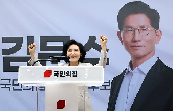 국민의힘 김문수 대선후보 배우자 설난영 여사가 21일 서울 여의도 중앙당사에서 열린 정정당당여성본부 필승결의대회에서 인사말을 마친 뒤 파이팅하고 있다. /공동취재