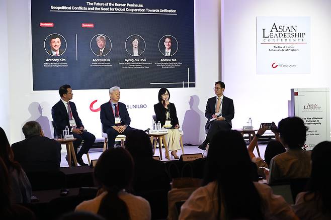 21일 서울 중구 신라호텔에서 아시안리더십콘퍼런스가 열렸다.'한반도의 미래: 지정학적 갈등과 통일을 향한 국제적 협력' 섹션이 진행되고 있다. 왼쪽부터 앤소니 김 헤리티지재단 경제자유지수 보고서 편집장, 앤드류 김 전 미국중앙정보국 부국장, 최경희 사단법인 샌드연구소 대표, 앤드류 여 브루킹스 연구소 아시아 정책 연구 센터 선임연구원. /고운호 기자