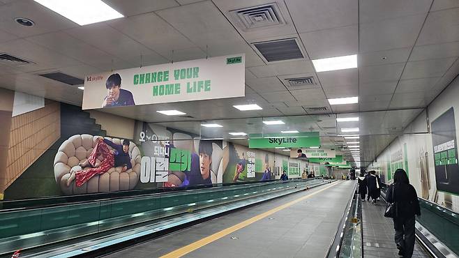 KT스카이라이프의 지하철 환승 통로 광고 모습./조선비즈 DB