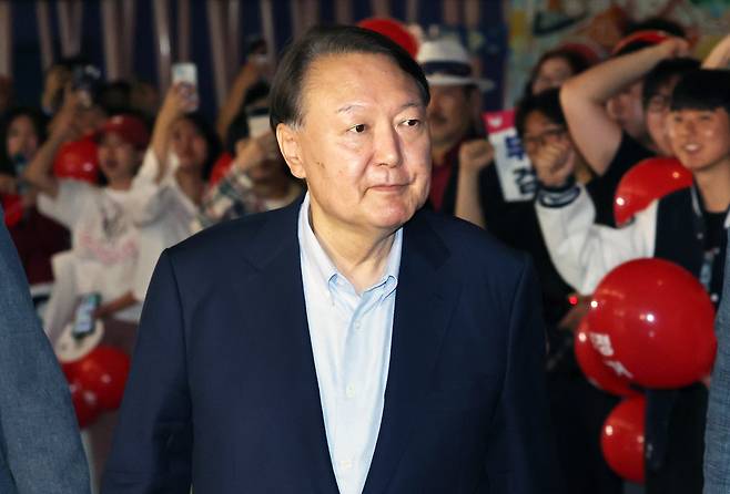 윤석열 전 대통령이 21일 오전 서울 메가박스 동대문에 영화 ‘부정선거, 신의 작품인가’ 관람을 위해 들어서고 있다. /뉴스1