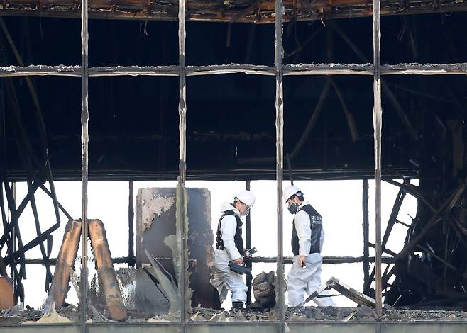 지난 2월 16일 부산 기장군 반얀트리 호텔 신축 공사장 화재 현장에서 경찰과 과학수사대 화재감식팀, 소방 당국, 국립과학수사연구원, 국립재난안전원 등 관계자들이 합동 감식을 하고 있다. /뉴스1