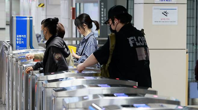 서울 종각역에서 지하철을 이용하려는 시민이 개찰구에 교통카드를 찍고 있다. /뉴스1