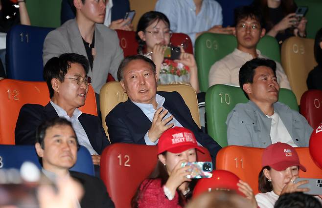 윤석열 전 대통령이 21일 오전 서울 중구 한 영화관에서 영화 ‘부정선거, 신의 작품인가’ 관람을 마치며 이영돈PD와 대화하고 있다. 왼쪽부터 이영돈 PD, 윤 전 대통령, 한국사 유명 강사 전한길씨. /뉴스1
