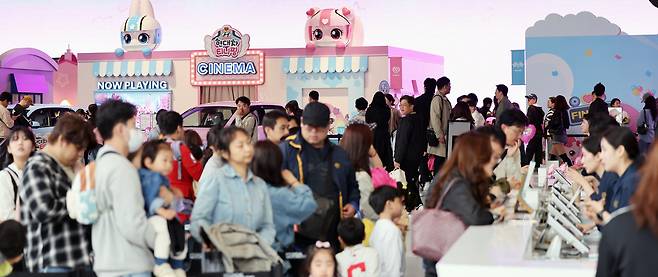 어린이날인 지난 5일 경기 고양시 일산서구 현대 모터스튜디오 고양에서 인기 애니메이션 '캐치! 티니핑'과 협업해 열린 '유스 어드벤처' 전시회가 인파로 북적이고 있다. /뉴스1