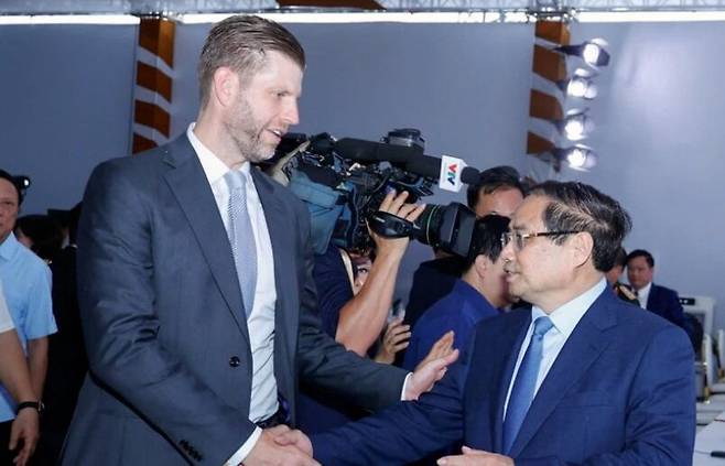 베트남 북부 하노이 인근 흥옌성에서 도널드 트럼프 미국 대통령의 가족기업 '트럼프 오거니제이션'의 고급 리조트 단지 착공식이 열렸다. 트럼프 대통령의 차남인 에릭 트럼프(왼쪽) '트럼프 오거니제이션' 수석부사장이 팜 민 찐 베트남 총리와 악수하고 있다. /AFP 연합뉴스