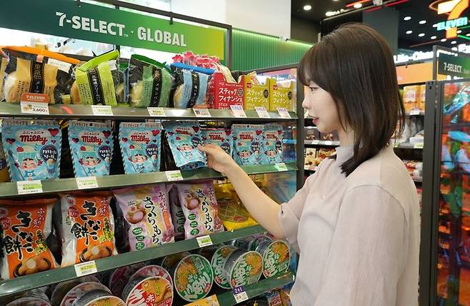편의점 세븐일레븐에서 고객이 페코짱 밀키카라멜크림소다 상품을 살펴보고 있다.ⓒ세븐일레븐