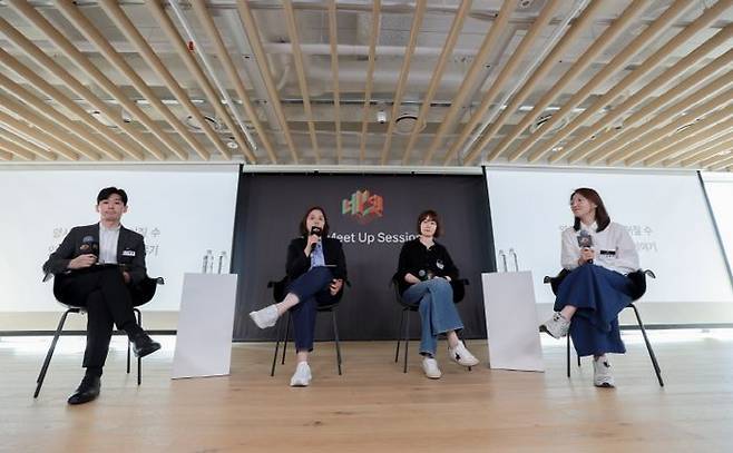 네이버와 넷플릭스가 28일 지난 6개월의 협업 성과와 의미를 돌아보는 ‘네이버 넷플릭스 밋업’ 세션을 가졌다. 참석자들이 밋업 세션에서 발언하고 있다.ⓒ네이버