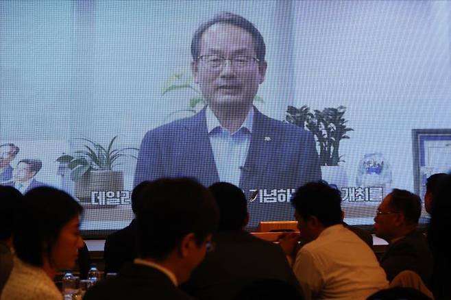 더불어민주당 소속 강준현 국회 정무위원회 간사의 축사가 21일 오전 서울 여의도 CCMM빌딩 컨벤션홀에서 '글로벌 경쟁력 강화를 위한 법제 및 금융 혁신 전략'을 주제로 열린 2025 글로벌 금융비전 포럼에서 영상으로 나오고 있다. ⓒ데일리안 홍금표 기자