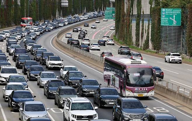 서울 서초구 잠원IC에서 바라본 경부고속도로 하행선에 차량들이 붐비고 있다. ⓒ뉴시스