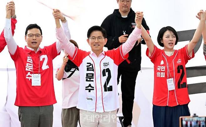 박정훈 국민의힘 의원(왼쪽)과 배현진 의원(오른쪽)이 20일 오후 서울 송파구 서호사거리에서 열린 김문수 대선 후보의 유세 현장에서 김 후보와 손을 맞잡고 들어올리며 송파구민들에게 지지를 호소하고 있다. ⓒ데일리안 방규현 기자