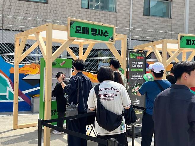 21일 서울 성수동 '펍지 성수'에서 열린 '배틀그라운드 모바일' 7주년 기념 팝업스토어 내 사격 체험존에서 방문객들이 차례를 기다리고 있다.ⓒ데일리안 이주은 기자