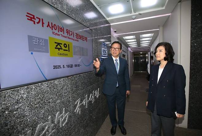 이진숙 방송통신위원회 위원장(오른쪽)이 21일 한국인터넷진흥원(KISA) 서울청사에서 이상중 한국인터넷진흥원장(왼쪽)으로부터 SKT 사이버 침해사고 이후 '국가 사이버 위기 경보단계'에 대한 설명을 듣고 있다.ⓒ방송통신위원회