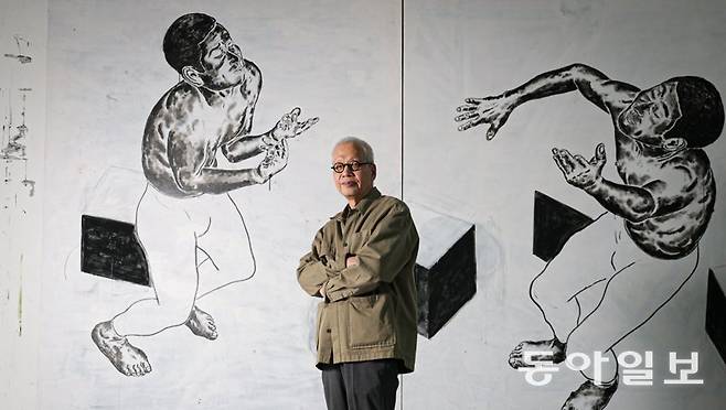 우락부락한 근육질의 ‘반인반수’를 자주 그렸던 오원배 작가는 최근 ‘몸의 움직임’에 더 관심이 간다고 했다. 15일 경기 고양시 작업실에서도 움직임을 극적으로 표현하기 위해 인물의 하체를 윤곽선으로만 표현해 상체와 대비시킨 모습을 볼 수 있었다. 오 작가는 내년 박수근미술관에서 열게 될 수상 기념 전시를 “미술관 공간에 맞춰 신선하게 구성해 보고 싶다”고 했다. 고양=박형기 기자 oneshot@donga.com