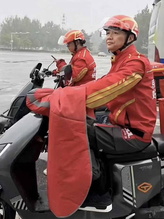 징둥의 창립자인 류창둥이 배달원 복장을 하고 직접 음식 배달에 나선 모습. 사진 출처 중국 SNS 웨이보