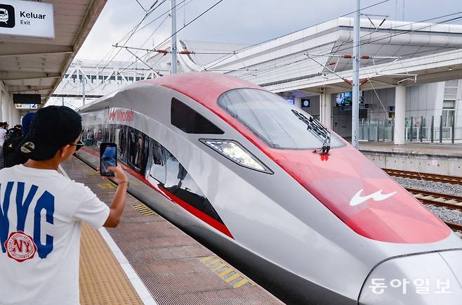 2023년 개통된 동남아시아 최초의 고속철도인 인도네시아 자카르타-반둥 고속철도 우쉬(Whoosh). 인도네시아 국유기업이 중국철도인터내셔널과 만든 합작법인이 건설했다. 노선 길이는 142㎞로, 전 구간 운행에 약 40분 소요된다. 신화통신 뉴시스