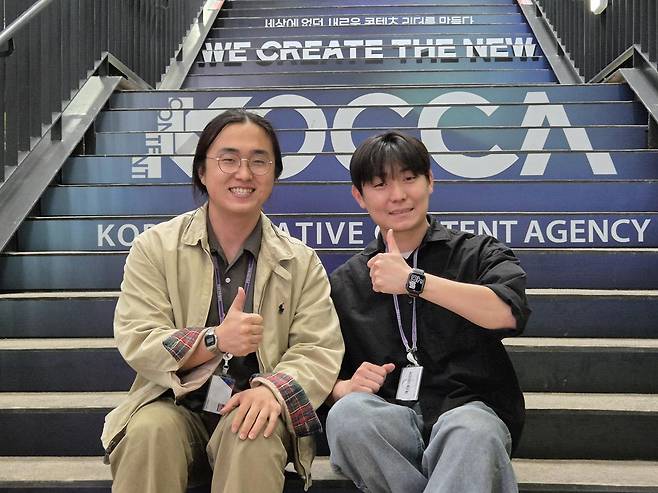 김형준 감독(오른쪽)과 홍재의 감독(왼쪽)은 NCA에서 쌓은 경험을 바탕으로 COZI를 연출했다. 한국콘텐츠진흥원 제공