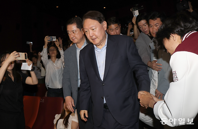 윤석열 전 대통령이 21일 오전 서울 메가박스 동대문에서 영화 ‘부정선거, 신의 작품인가’ 관람을 마친 뒤 지지자들과 악수하고 있다. 송은석 기자 silverstone@donga.com