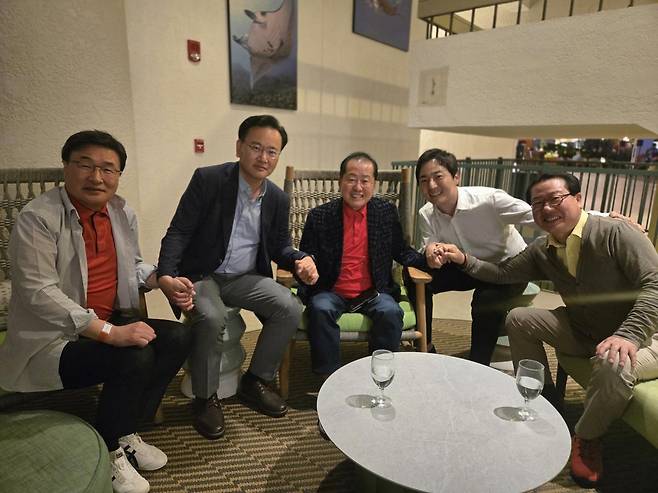 19일 홍준표 전 대구시장의 선거대책위원회 합류를 설득하기 위해 미국 하와이로 떠난 국민의힘 특사단이 빅아일랜드 모처에서 홍 전 시장과 회동하고 있다. 사진=김대식 의원실 뉴시스