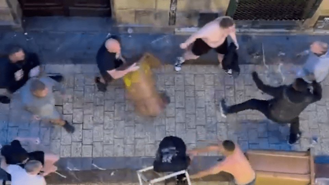 스페인 산세바스티안 거리에서 난투극을 벌이는 토트넘과 맨유 팬들. 사진은 엑스(X) 갈무리. 2025.05.21.