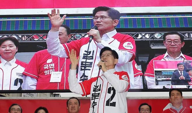 국민의힘 김문수 대선 후보가 16일 충북 청주시 올리브영 청주타운 앞에서 집중 유세를 하고 있다. 연합뉴스 제공