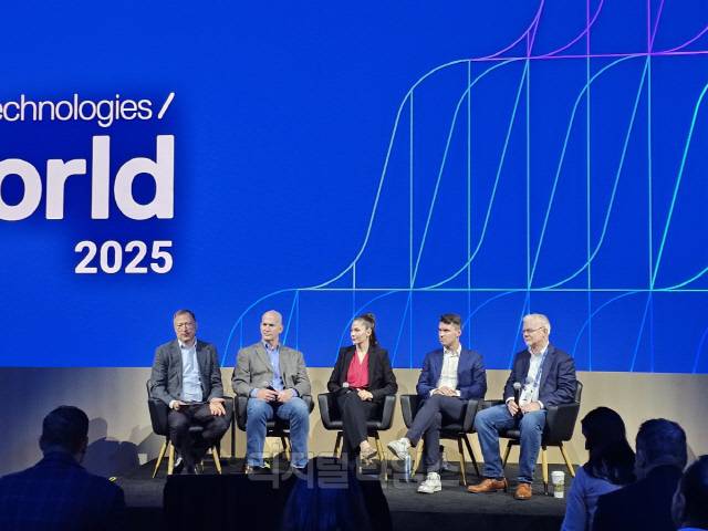 존 로세(왼쪽부터) 델 글로벌 CTO, 빌 제이콥스 CSX 혁신 담당 부사장, 로리 리 엘리엇 노틸러스 CEO 및 공동창업자, 마이클 맥도날드 플루이드스택 제품 담당 부사장, 피터 다우니 월리 디지털 담당 수석 부사장이 20일(현지시간) 미국 라스베이거스에서 열린 델 테크놀로지스 월드 2025 행사에서 인공지능(AI) 도입 효과를 공유하고 있다. 김영욱 기자