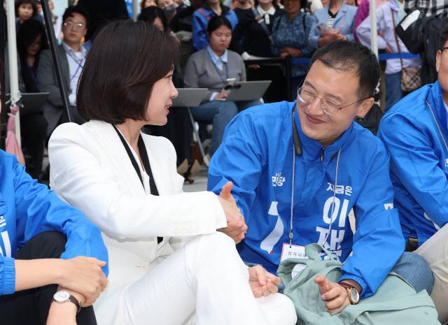 허은아(왼쪽) 전 개혁신당 대표와 국민의힘을 탈당해 더불어민주당에 입당한 김상욱(오른쪽) 의원이 19일 서울 영등포구 타임스퀘어에서 열린 더불어민주당 이재명 대선 후보 유세에서 악수하고 있다.  [연합뉴스]