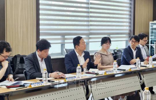 김동준 기획재정부 원스톱수출수주지원단 부단장이 21일 충남 당진 한국산업단지공단에서 열린 '당진 한국산업단지공단 원스톱 수출 119'를 주재하고 있다. 사진=기획재정부