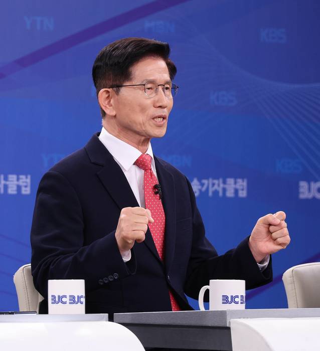 21일 국민의힘 김문수 대선 후보가 경기 고양시 MBN 미디어센터에서 열린 한국방송기자클럽 대선 후보 초청 토론회에서 발언하고 있다. [국회사진기자단]