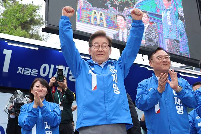 더불어민주당 이재명 대선 후보가 20일 경기 의정부 로데오거리에서 열린 유세에서 시민들에게 인사하고 있다.(사진=연합뉴스)