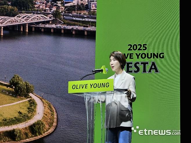 이은정 올리브영 브랜드크리에이티브 센터장이 '2025 올리브영 페스타' 개막에 앞서 진행한 미디어 간담회에서 이번 페스타를 소개하고 있다. 〈사진=강성전기자〉