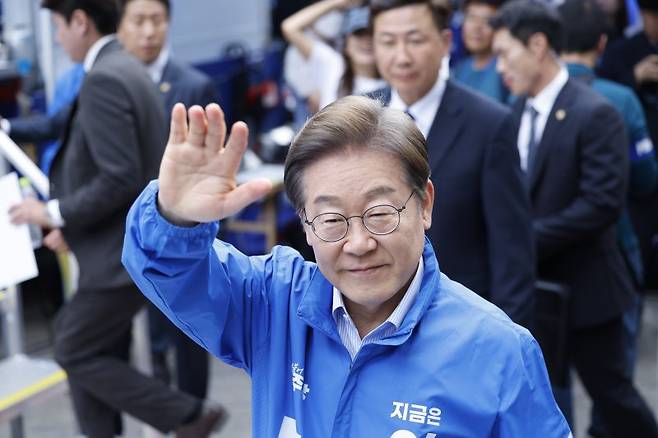 이재명 더불어민주당 대통령 후보가 수도권 표심잡기에 나선 20일 오후 경기 파주시 금릉역 중앙광장에서 열린 유세에서 시민들에게 인사하고 있다. 2025.5.20/뉴스1