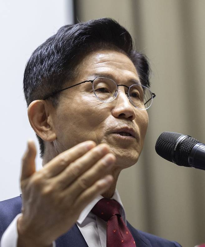 국민의힘 김문수 대선후보가 지난 19일 서울 중구 서울시청에서 열린 '약자와 동행하는 서울 토론회'에서 축사하고 있다. 연합뉴스