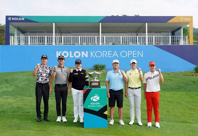 21일 열린 '코오롱 제67회 한국오픈 골프선수권대회' 포토콜에 참석한 김백준(왼쪽부터), 엄재웅, 디펜딩챔피언 김민규, 대니리, 김비오, 국가대표 김민수 선수가 기념촬영을 하고 있다. 코오롱 한국오픈 조직위원회 제공