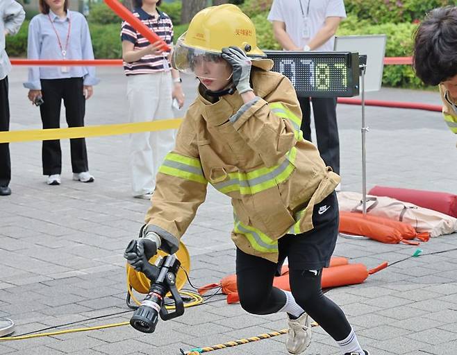 '2025 소방경진대회' 참가자들이 속도방수 경연을 펼치고 있다. 롯데물산 제공