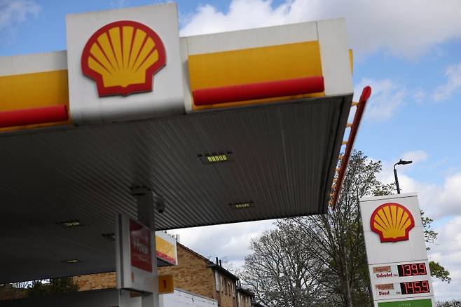 지난 4월16일(현지시간) 영국 런던 시내의 주유소 모습.EPA연합뉴스