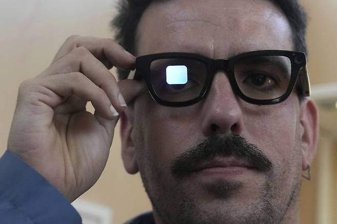 미국 캘리포니아주 마운틴뷰에서 20일(현지시간) 열린 구글 연례개발자회의(I/O)에서 한 남성이 구글 스마트 글라스를 체험하고 있다. 구글과 삼성이 공동개발 중인 이 스마트 글라스에는 카메라, 마이크, 스피커, 제미나이 라이브 등이 탑재돼 사용자가 언제든 AI 기능을 이용할 수 있다. AP뉴시스